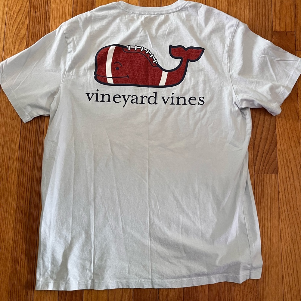 Vineyard Vines Men’s Medium Light Blue  Football Whale Graphic T-Shirt Pocket